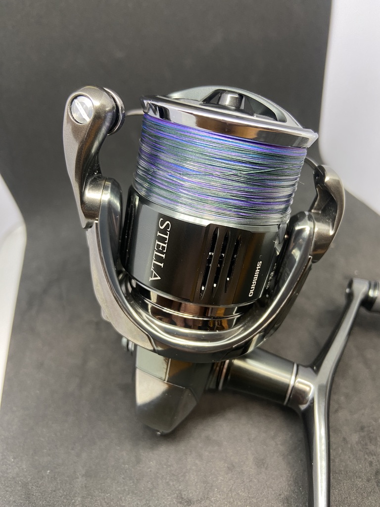 シマノ 22ステラ C3000SDH の本体。スプールにマルチカラーのPEラインが巻かれている