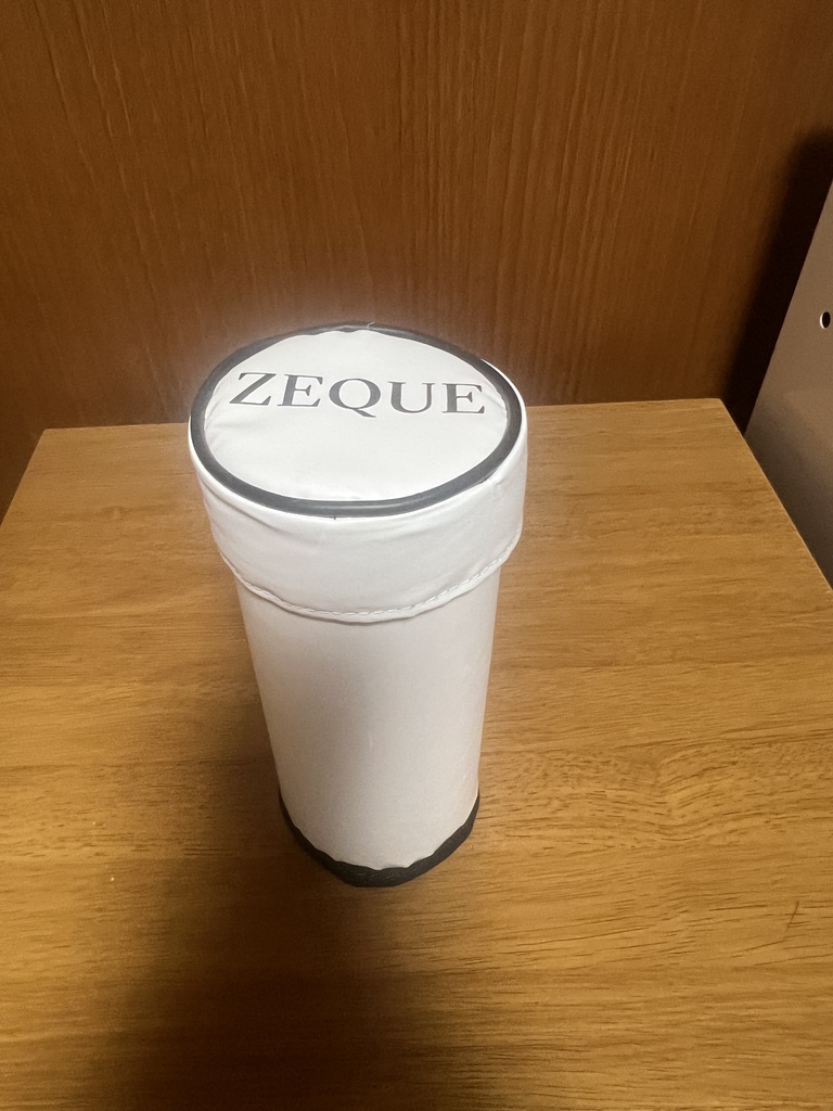 ケース上面のZEQUEロゴ