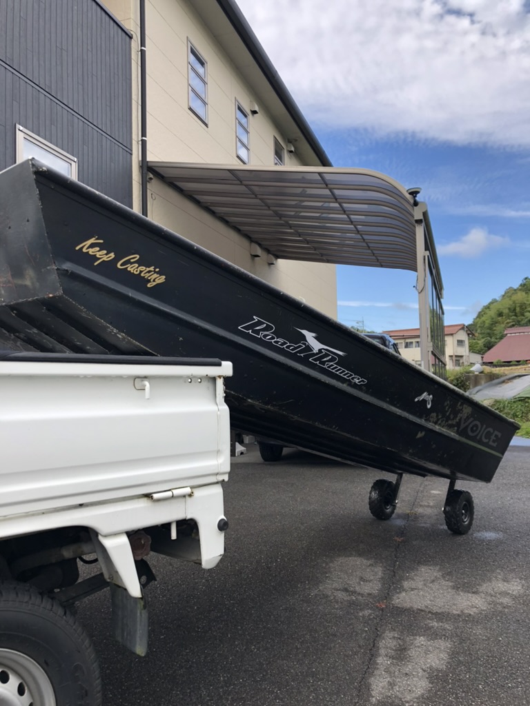 釣行後に洗ったジョンボートを、軽トラックの荷台に立てかけて乾かしているところ