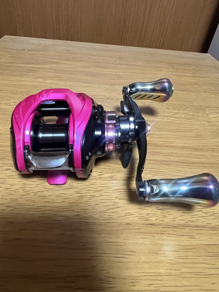 ハンドル側から見たところ。ピンクの発色とメタリックなノブのコントラストが目を引く