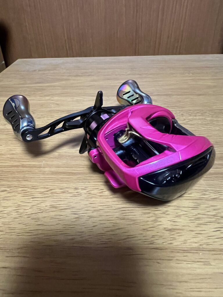 中古で手に入れた18紅牙TWハイパーカスタム 8.6R。ピンク×ブラックの派手なカラーリング