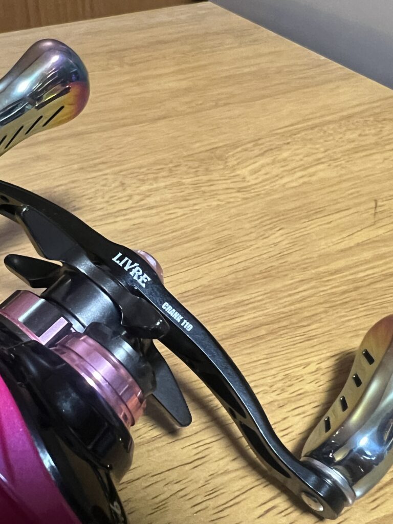 ハンドルはLIVREのクランク110。アームに「CRANK 110」の刻印が入る