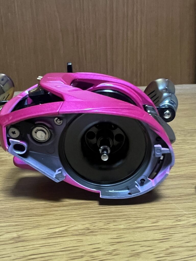 サイドプレートを外したところ。キャスト用のブレーキユニットが一切入っていない