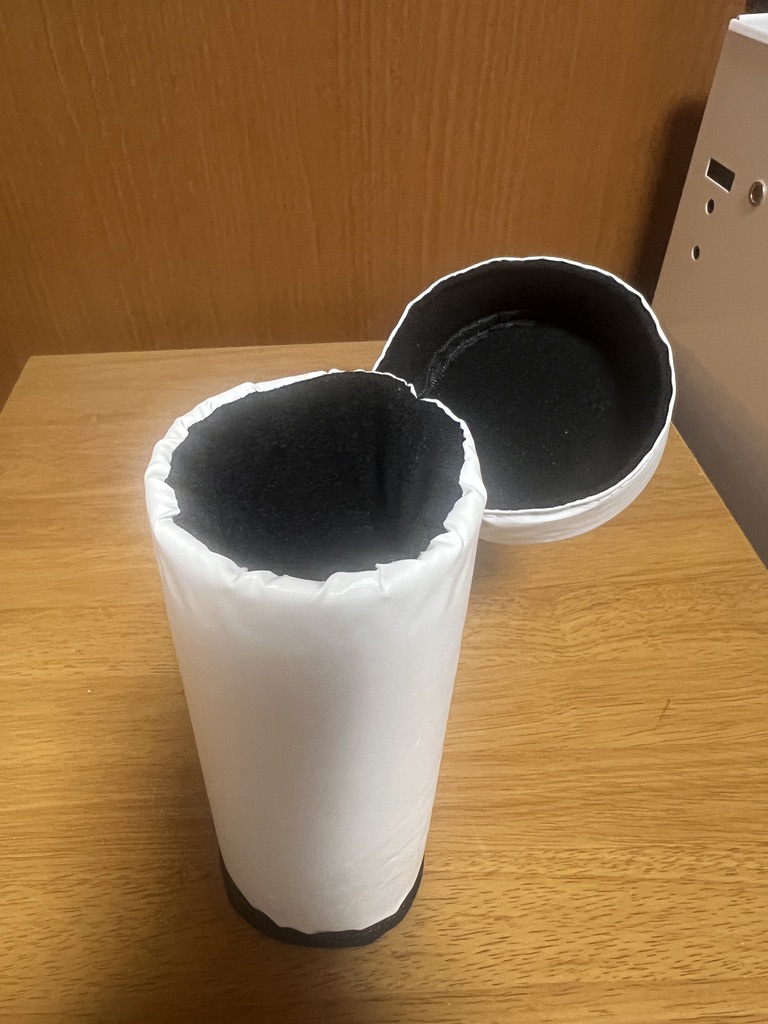 フタを開けたところ。内側は黒の起毛生地