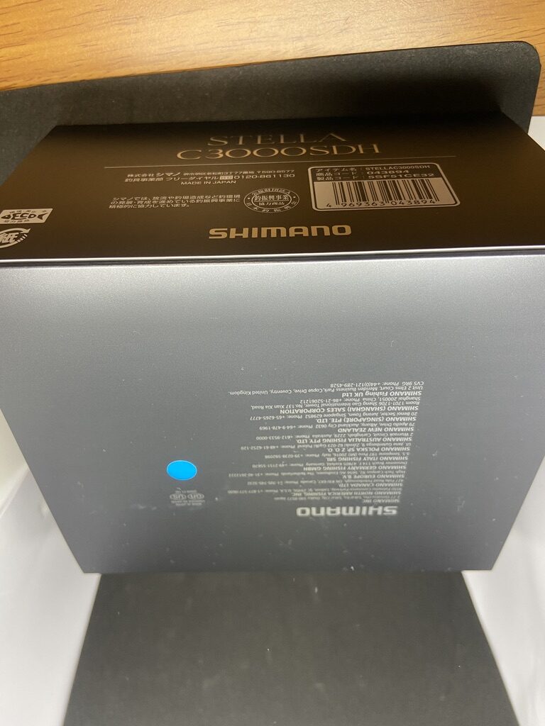 シマノ 22ステラ C3000SDH の化粧箱。グレーの面に青い丸シールが貼られている