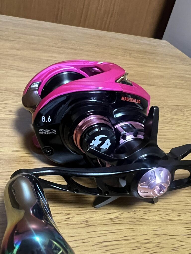 スプール側には「8.6」「KOHGA TW HYPER CUSTOM」「MAG SEALED」の刻印が入る