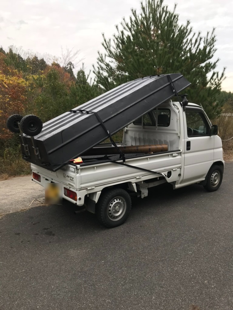 軽トラックの荷台にジョンボートを斜めに立てて一人で積み込み、ラッシングベルトで固定した状態