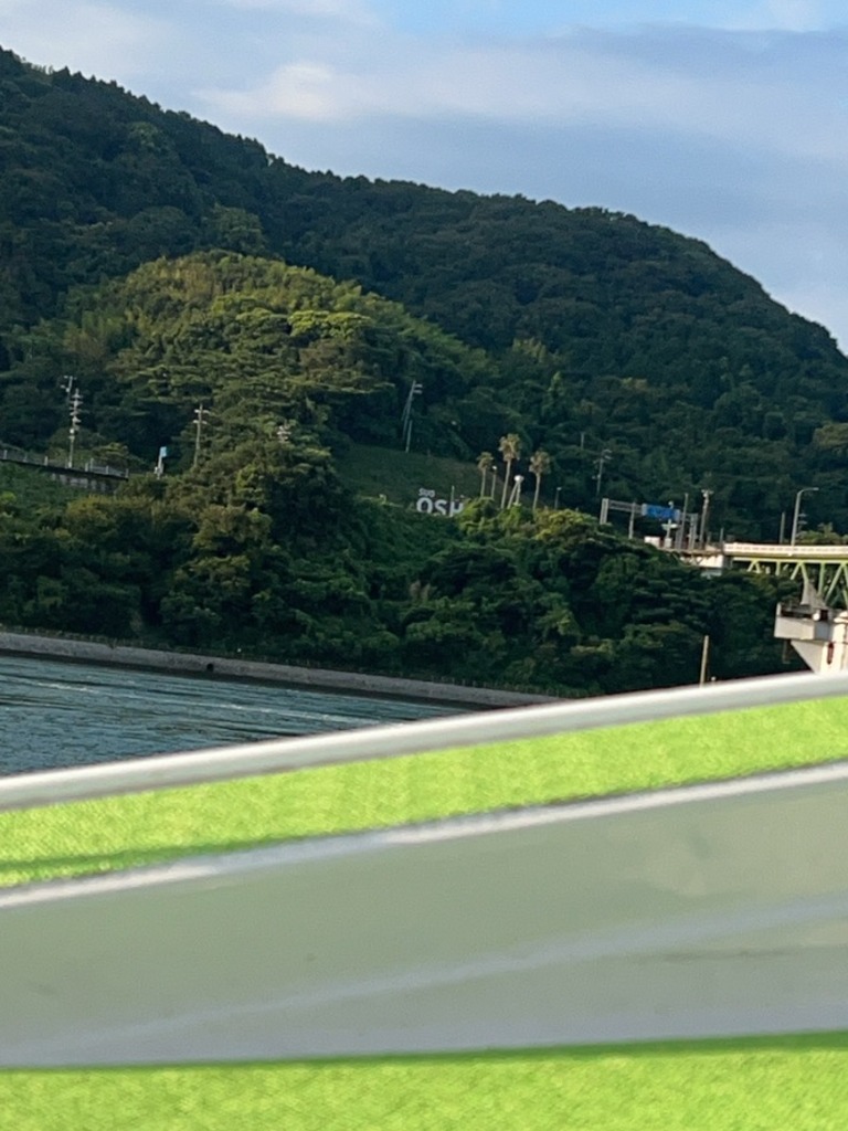 出船直後、船上から見た山と穏やかな海
